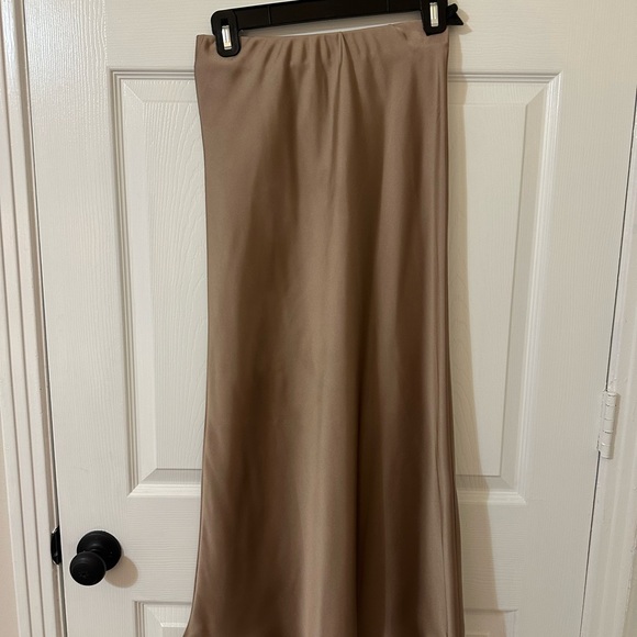 Elegant Gold Women's Skirt - Picture 1 of 1